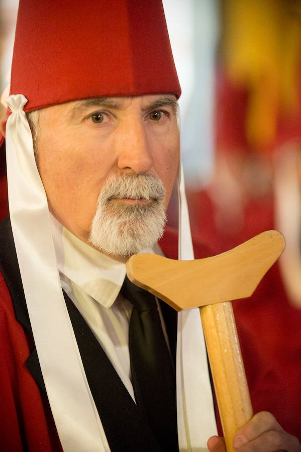 La procesión corinta de Santa Catalina recorrió la ciudad en la celebración del 25 aniversario de su fundación en una tarde desapacible. La institución que desfiló desde Santa Catalina estrenó una Cruz Alzada y el Cristo titular nuevas cantoneras de oro