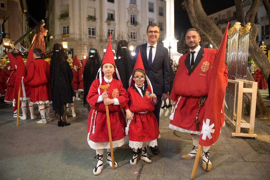 La procesión corinta de Santa Catalina recorrió la ciudad en la celebración del 25 aniversario de su fundación en una tarde desapacible. La institución que desfiló desde Santa Catalina estrenó una Cruz Alzada y el Cristo titular nuevas cantoneras de oro