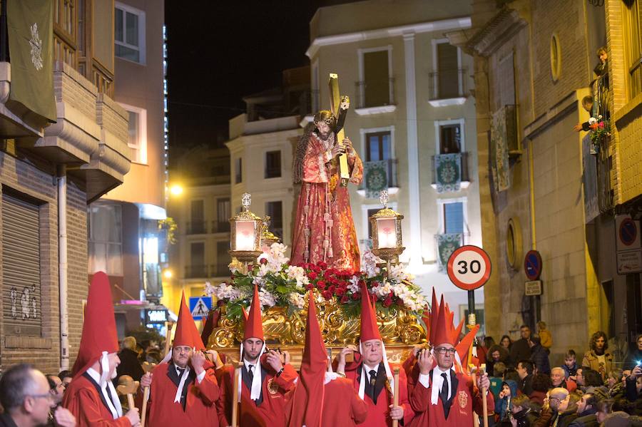 La procesión corinta de Santa Catalina recorrió la ciudad en la celebración del 25 aniversario de su fundación en una tarde desapacible. La institución que desfiló desde Santa Catalina estrenó una Cruz Alzada y el Cristo titular nuevas cantoneras de oro