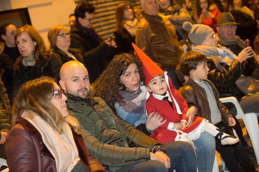 La procesión corinta de Santa Catalina recorrió la ciudad en la celebración del 25 aniversario de su fundación en una tarde desapacible. La institución que desfiló desde Santa Catalina estrenó una Cruz Alzada y el Cristo titular nuevas cantoneras de oro