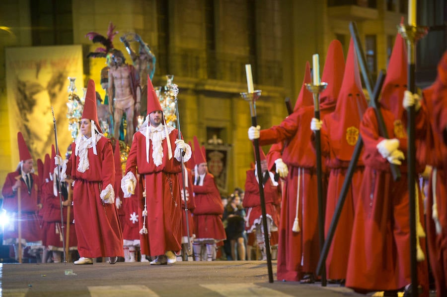 La procesión corinta de Santa Catalina recorrió la ciudad en la celebración del 25 aniversario de su fundación en una tarde desapacible. La institución que desfiló desde Santa Catalina estrenó una Cruz Alzada y el Cristo titular nuevas cantoneras de oro