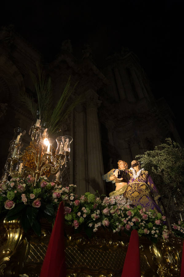 La procesión corinta de Santa Catalina recorrió la ciudad en la celebración del 25 aniversario de su fundación en una tarde desapacible. La institución que desfiló desde Santa Catalina estrenó una Cruz Alzada y el Cristo titular nuevas cantoneras de oro