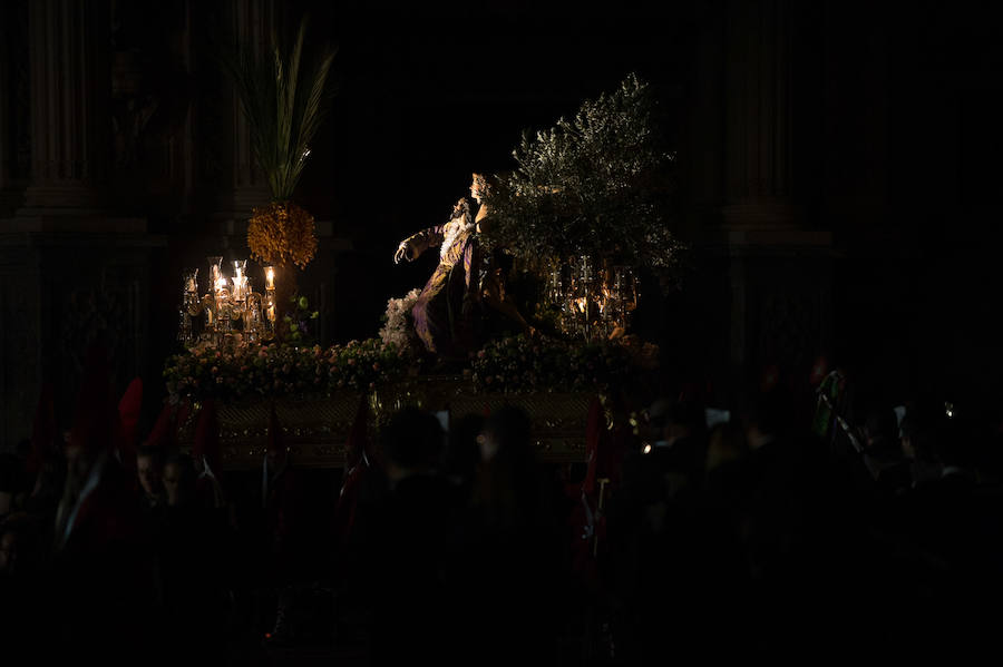 La procesión corinta de Santa Catalina recorrió la ciudad en la celebración del 25 aniversario de su fundación en una tarde desapacible. La institución que desfiló desde Santa Catalina estrenó una Cruz Alzada y el Cristo titular nuevas cantoneras de oro