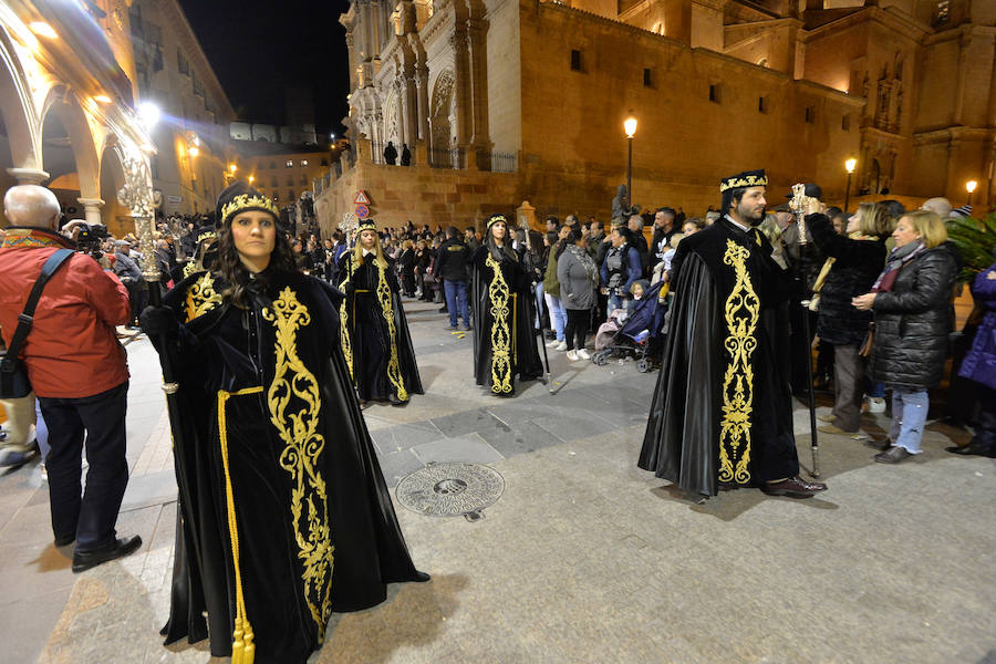 La imagen titular del Paso Negro iba en su sencillo trono en andas portado y escoltado por profesionales del Derecho. La Soledad protagonizó la procesión de la Curia por las estrechas calles de la vieja ciudad