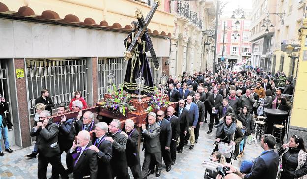 Nuestro Padre Jesús Nazareno, titular de los marrajos, a hombros de sus portapasos veteranos y seguidos por sus fieles, ayer por la calle Jara, camino de Santa Lucía. 