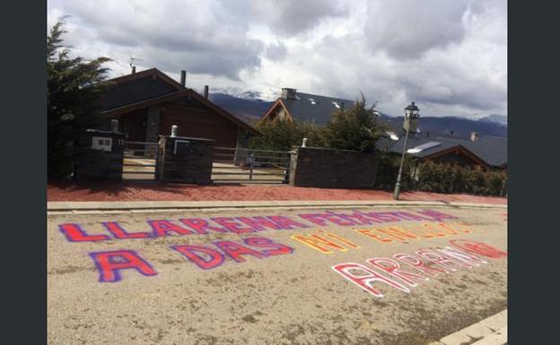 Aparecen pintadas con la palabra «Fascista» en una de las residencias de Llarena