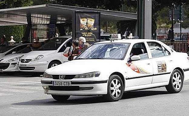 Taxis circulando y parados en Murcia.