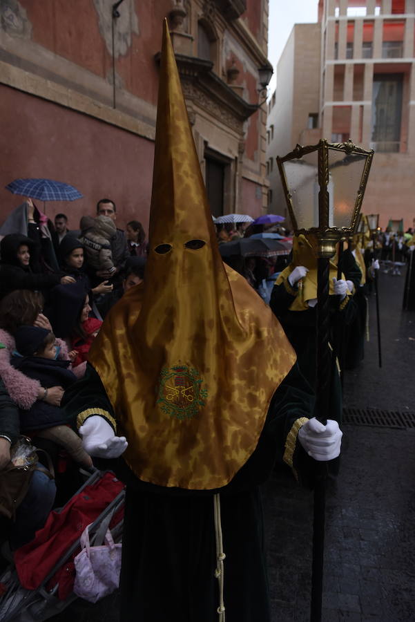 La cofradía luchó contra la lluvia en este Domingo de Ramos