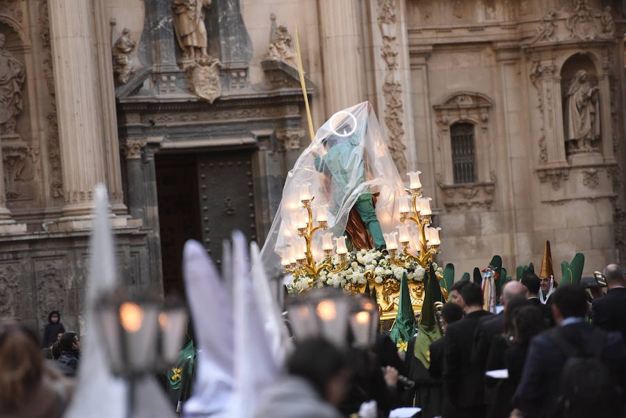 La cofradía luchó contra la lluvia en este Domingo de Ramos