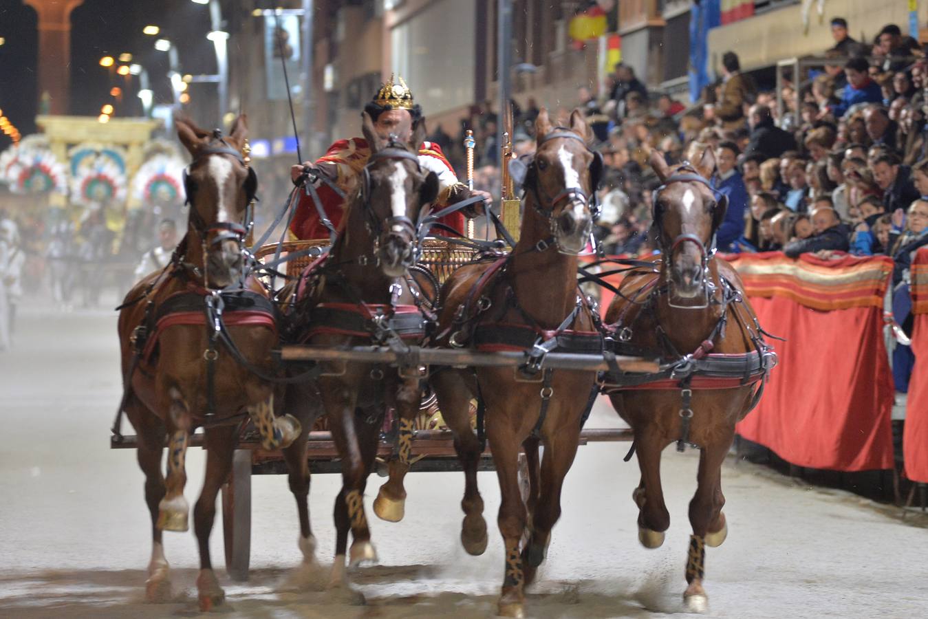 La Virgen de la Soledad, que presidió el cortejo de Domingo de Ramos, tuvo que refugiarse bajo una carpa, reanudando su recorrido poco después