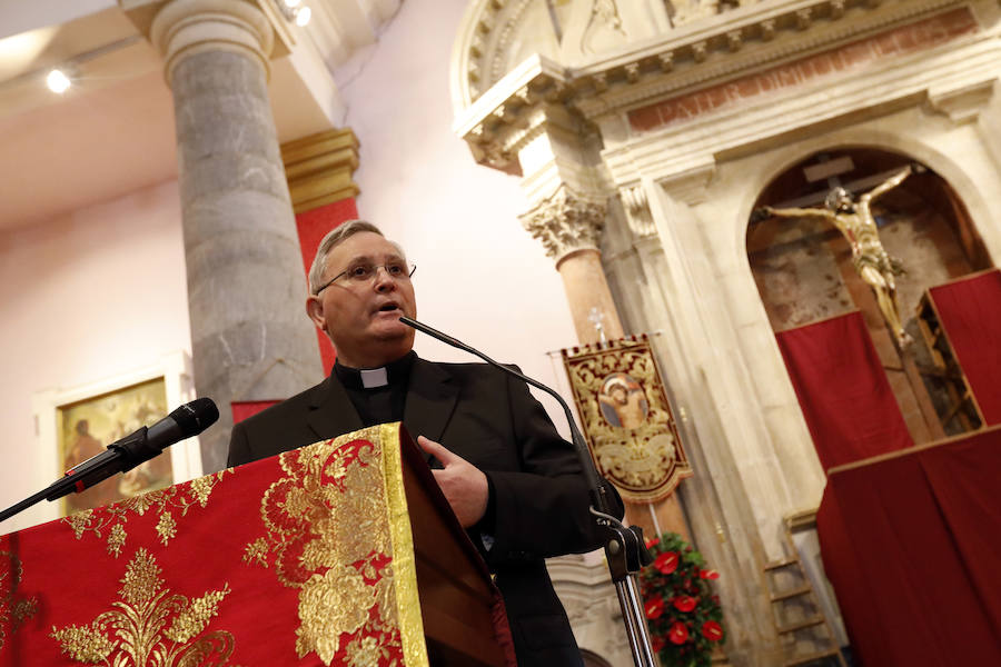 La Iglesia de San Antolín vuelve a ser escenario para el tradicional besapié previo a la procesión del Lunes Santo