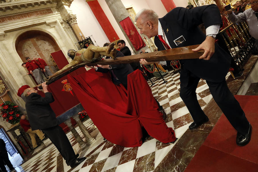 La Iglesia de San Antolín vuelve a ser escenario para el tradicional besapié previo a la procesión del Lunes Santo