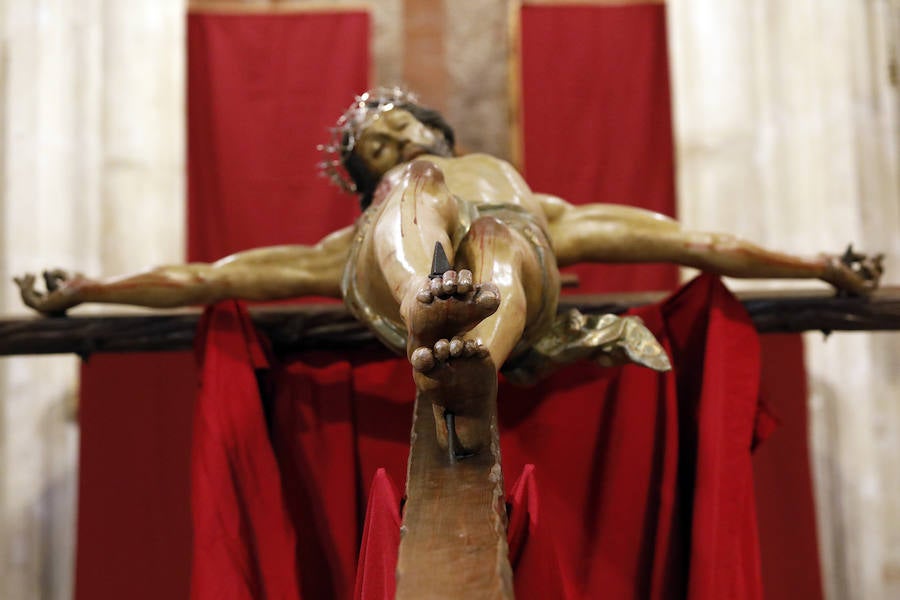 La Iglesia de San Antolín vuelve a ser escenario para el tradicional besapié previo a la procesión del Lunes Santo