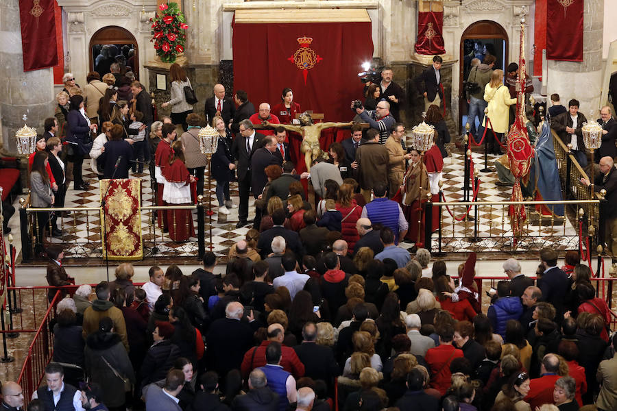 La Iglesia de San Antolín vuelve a ser escenario para el tradicional besapié previo a la procesión del Lunes Santo