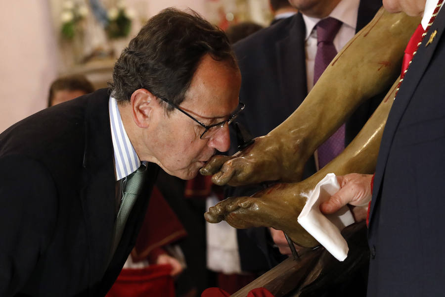 La Iglesia de San Antolín vuelve a ser escenario para el tradicional besapié previo a la procesión del Lunes Santo