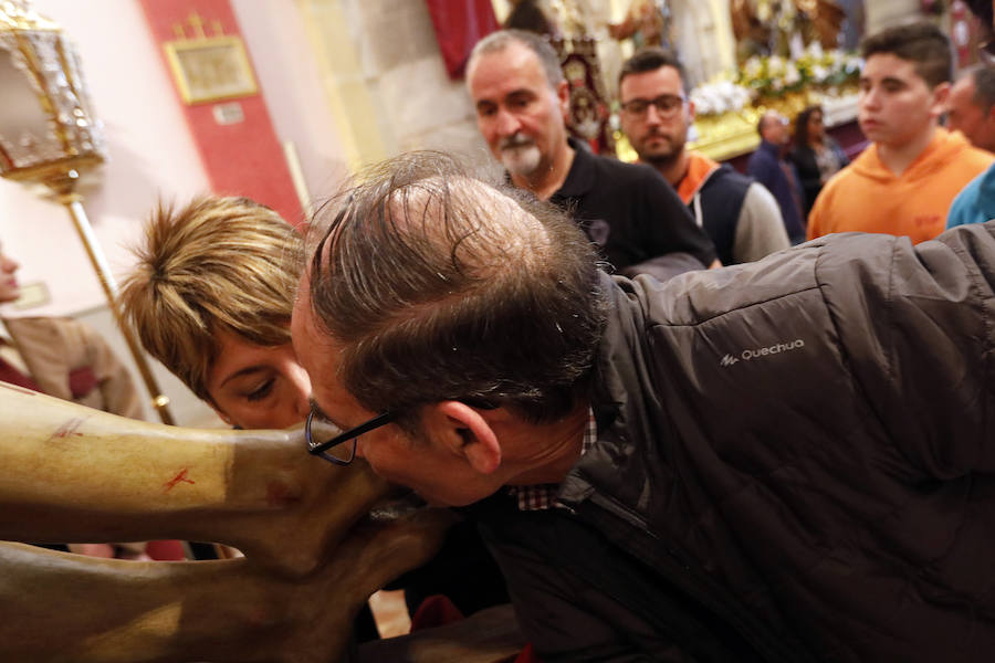 La Iglesia de San Antolín vuelve a ser escenario para el tradicional besapié previo a la procesión del Lunes Santo