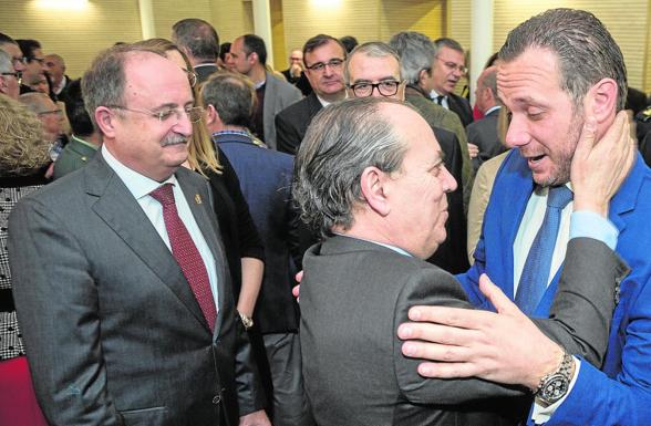 Joaquín Segado (d) recibe la felicitación del presidente de la Asociación de Empresarios Marítimos, José María Fernández.