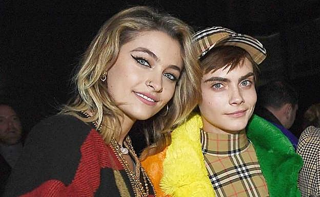 El apasionado beso entre Paris Jackson y Cara Delevingne