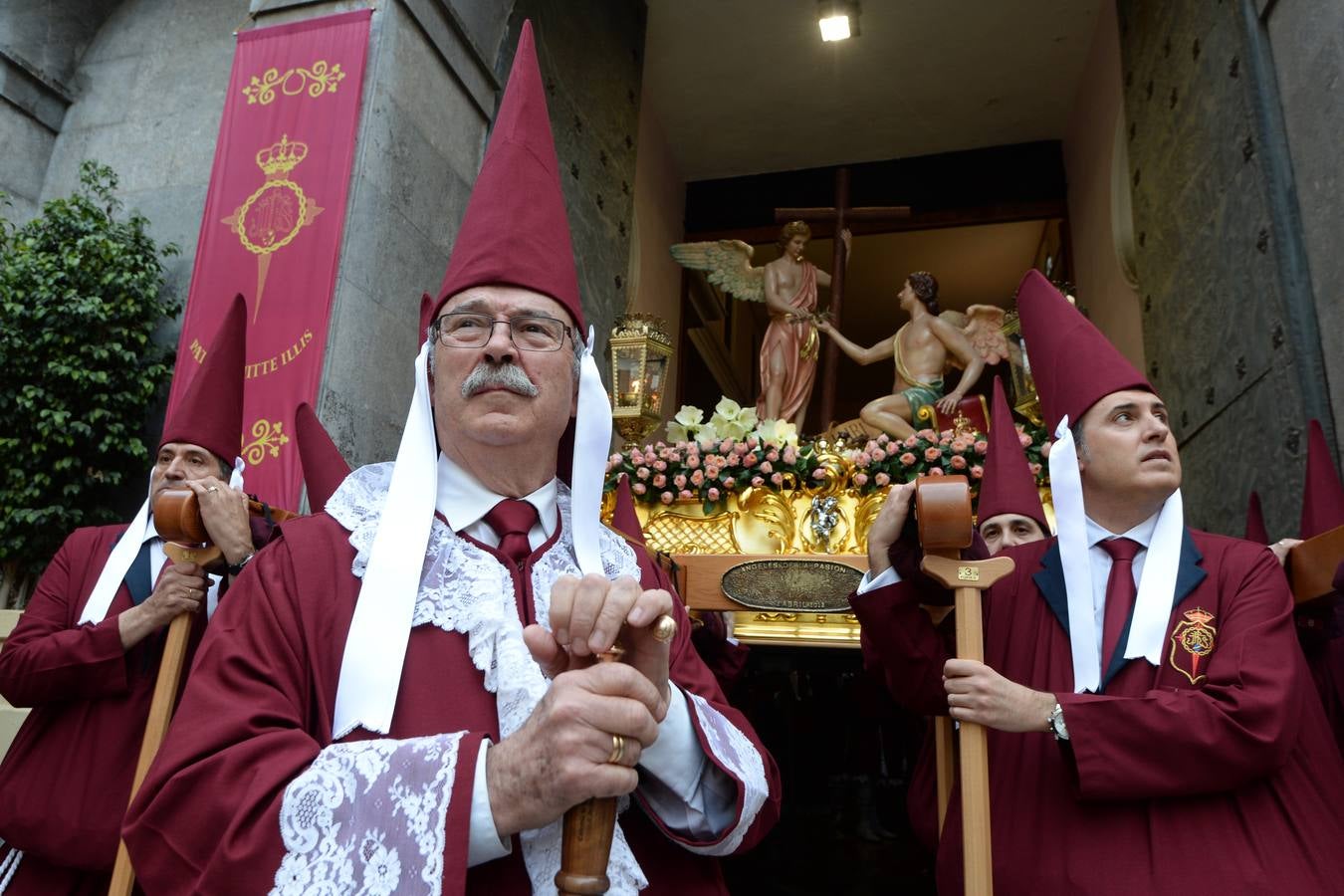 La procesión de Lunes Santo cautiva a la ciudad en su legendario cortejo desde San Antolín