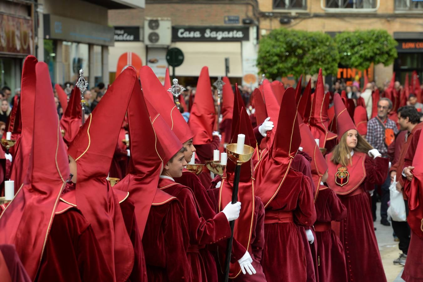 La procesión de Lunes Santo cautiva a la ciudad en su legendario cortejo desde San Antolín