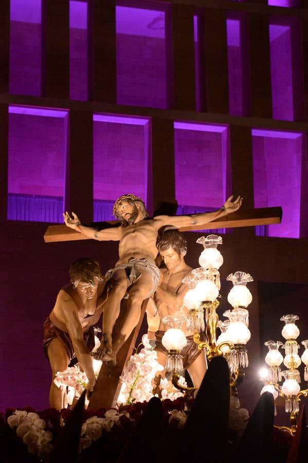 La procesión de Lunes Santo cautiva a la ciudad en su legendario cortejo desde San Antolín