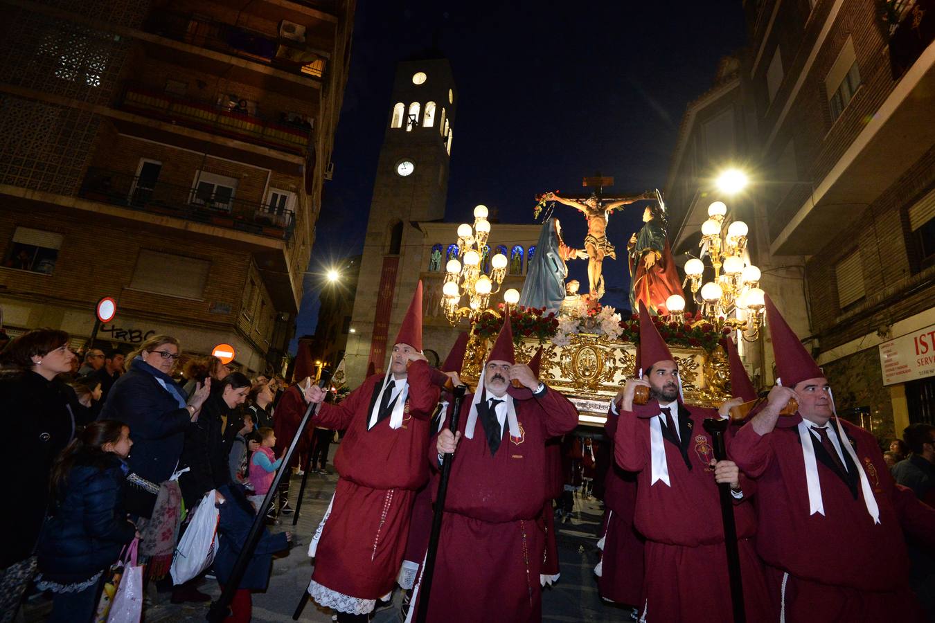 La procesión de Lunes Santo cautiva a la ciudad en su legendario cortejo desde San Antolín