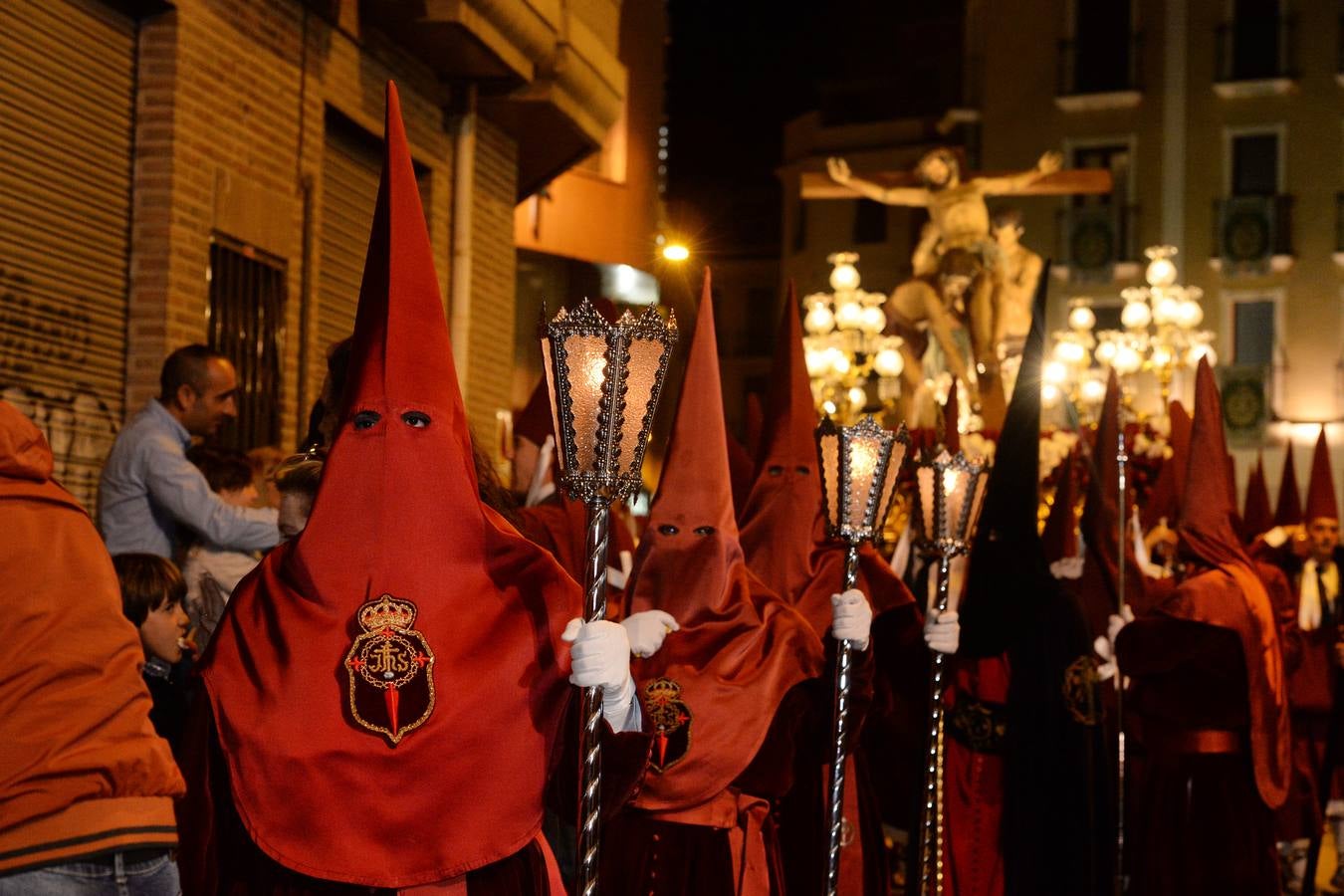 La procesión de Lunes Santo cautiva a la ciudad en su legendario cortejo desde San Antolín