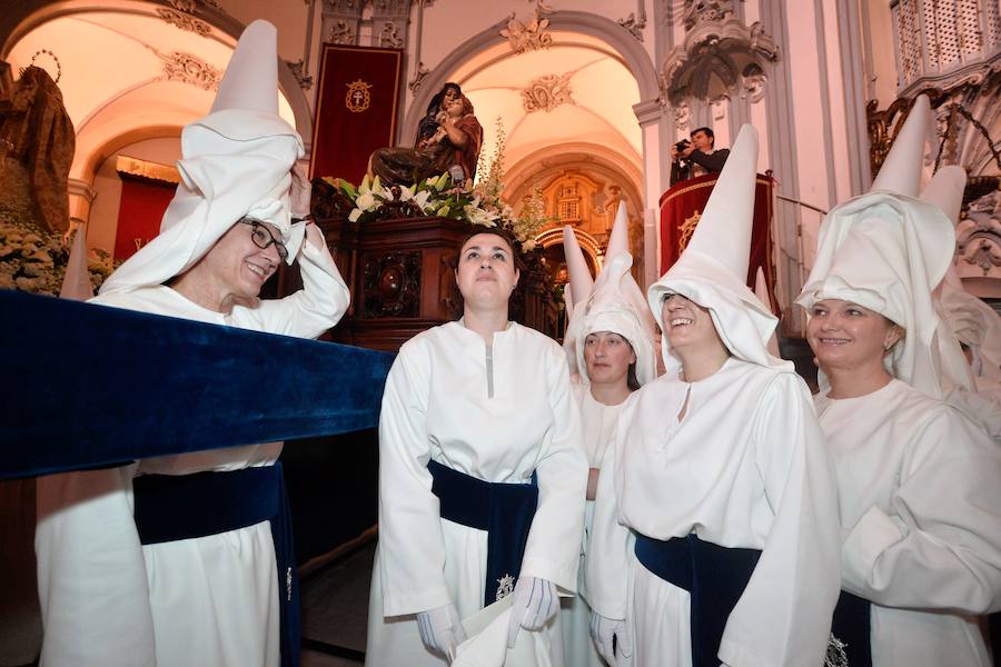 La Pontificia, Real, Hospitalaria y Primitiva Asociación del Santísimo Cristo de la Salud transportó este Martes Santo sus tronos desde la Iglesia de San Juan de Dios de Murcia.