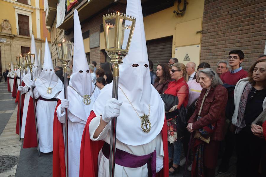 La Pontificia, Real, Hospitalaria y Primitiva Asociación del Santísimo Cristo de la Salud transportó este Martes Santo sus tronos desde la Iglesia de San Juan de Dios de Murcia.