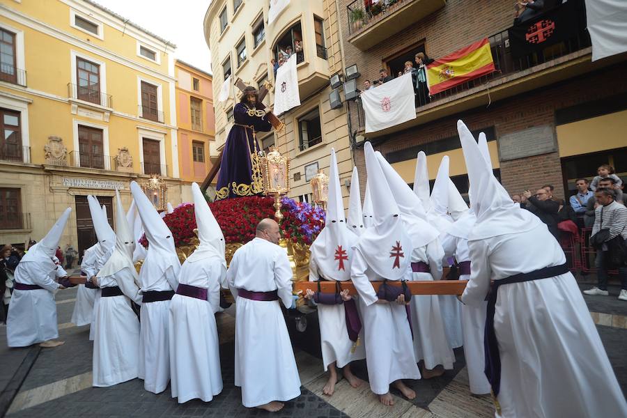 La Pontificia, Real, Hospitalaria y Primitiva Asociación del Santísimo Cristo de la Salud transportó este Martes Santo sus tronos desde la Iglesia de San Juan de Dios de Murcia.