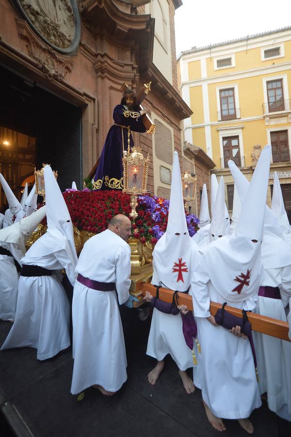 La Pontificia, Real, Hospitalaria y Primitiva Asociación del Santísimo Cristo de la Salud transportó este Martes Santo sus tronos desde la Iglesia de San Juan de Dios de Murcia.