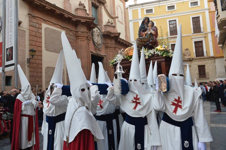 La Pontificia, Real, Hospitalaria y Primitiva Asociación del Santísimo Cristo de la Salud transportó este Martes Santo sus tronos desde la Iglesia de San Juan de Dios de Murcia.