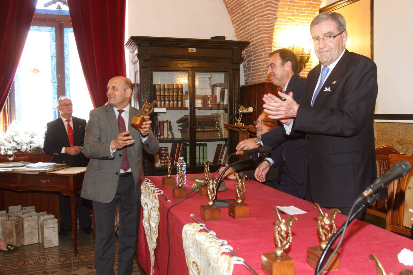 Alrededor de 300 personas asistieron al acto de entrega de distinciones, en el salón de actos del Parque de Artillería, y a la bendición posterior de la peana, en uno de los patios. Entre los asistentes estuvieron la alcaldesa, Ana Belén Castejón; la consejera de Transparencia y Portavoz, Noelia Arroyo.