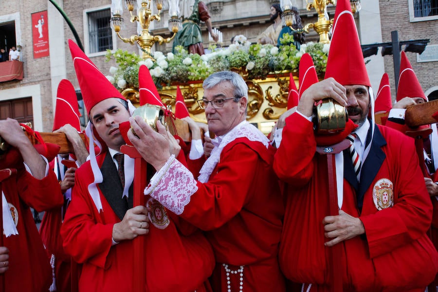 La multitudinaria procesión que partió de la parroquia de El Carmen convocó en la ciudad a miles de fieles para vibrar ante el cortejo más huertano