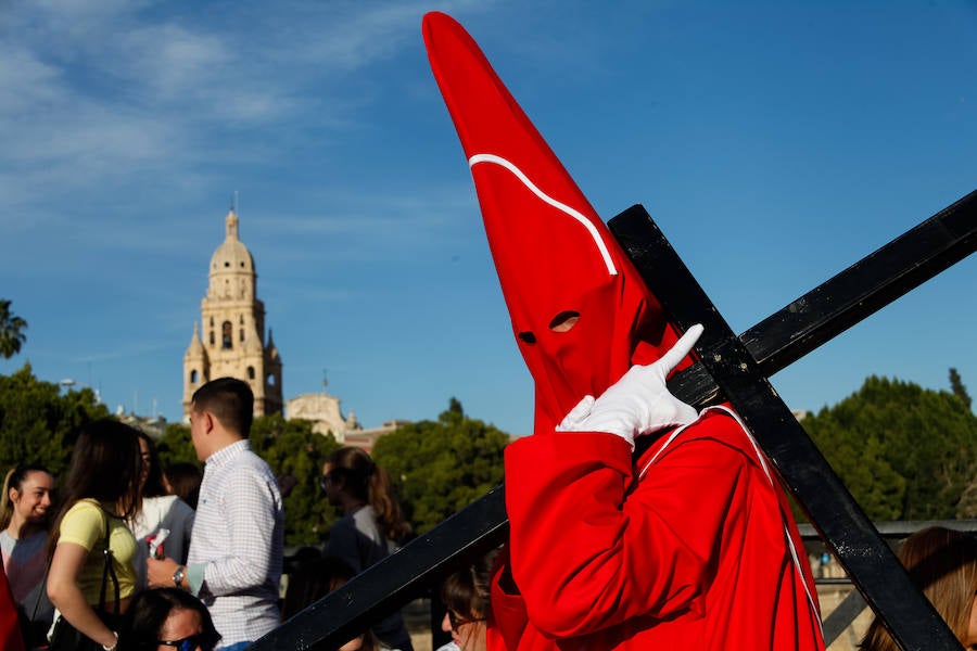 La multitudinaria procesión que partió de la parroquia de El Carmen convocó en la ciudad a miles de fieles para vibrar ante el cortejo más huertano