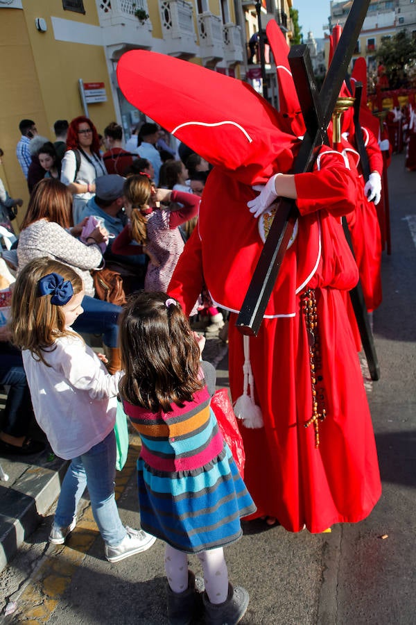 La multitudinaria procesión que partió de la parroquia de El Carmen convocó en la ciudad a miles de fieles para vibrar ante el cortejo más huertano