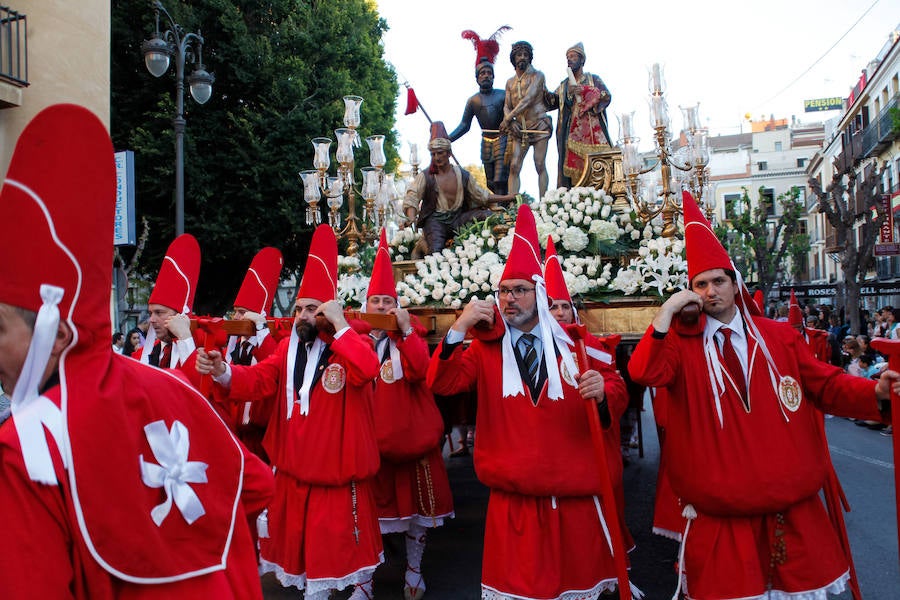 La multitudinaria procesión que partió de la parroquia de El Carmen convocó en la ciudad a miles de fieles para vibrar ante el cortejo más huertano