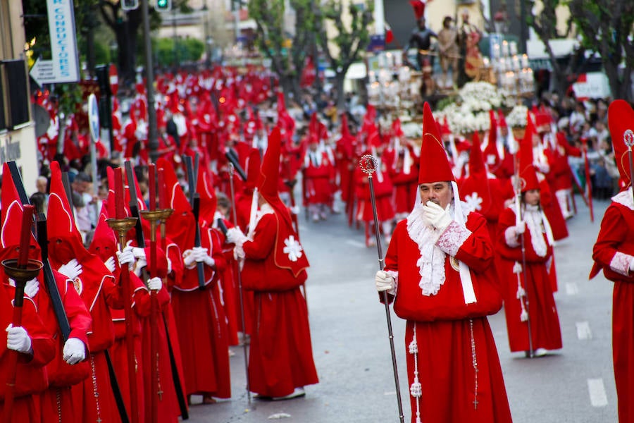 La multitudinaria procesión que partió de la parroquia de El Carmen convocó en la ciudad a miles de fieles para vibrar ante el cortejo más huertano