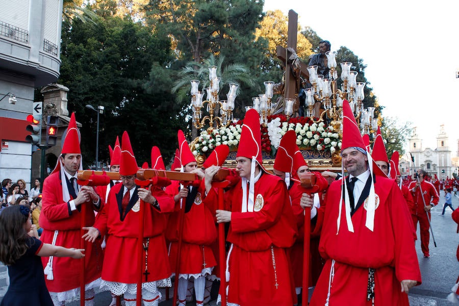 La multitudinaria procesión que partió de la parroquia de El Carmen convocó en la ciudad a miles de fieles para vibrar ante el cortejo más huertano