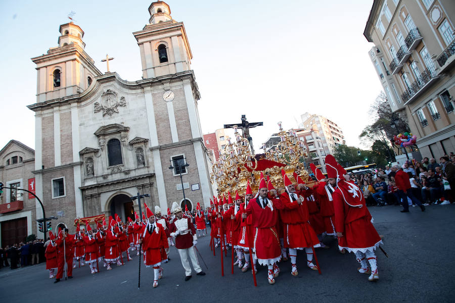 La multitudinaria procesión que partió de la parroquia de El Carmen convocó en la ciudad a miles de fieles para vibrar ante el cortejo más huertano