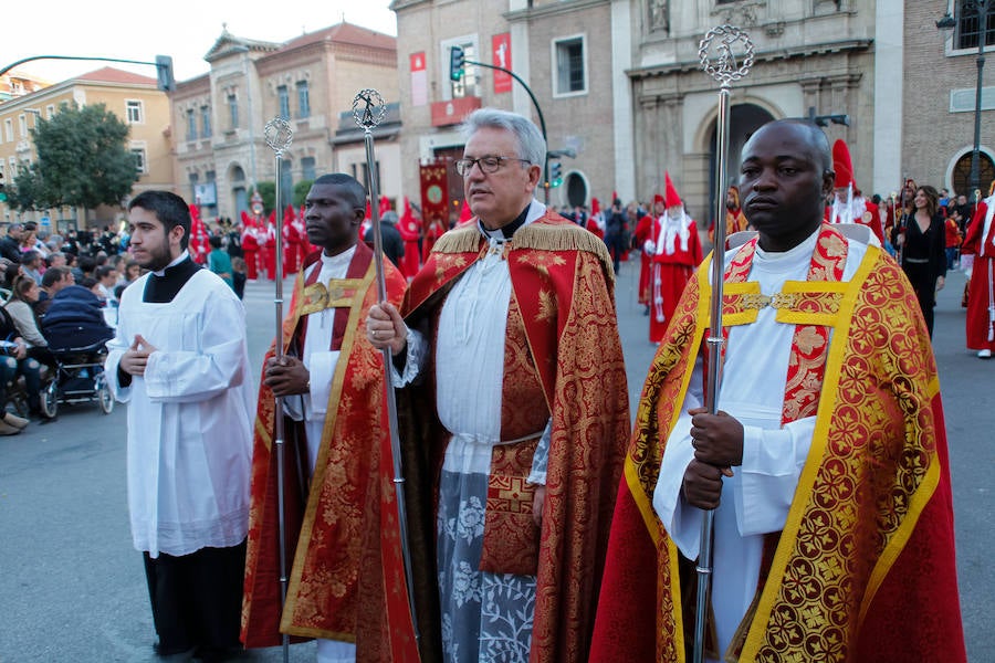 La multitudinaria procesión que partió de la parroquia de El Carmen convocó en la ciudad a miles de fieles para vibrar ante el cortejo más huertano