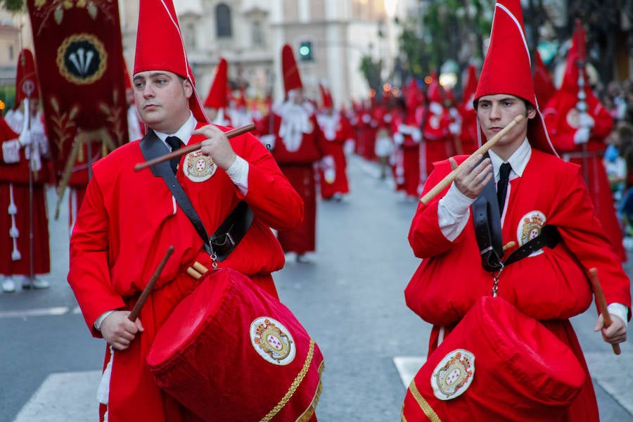 La multitudinaria procesión que partió de la parroquia de El Carmen convocó en la ciudad a miles de fieles para vibrar ante el cortejo más huertano