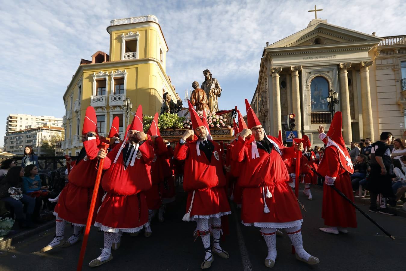 La multitudinaria procesión que partió de la parroquia de El Carmen convocó en la ciudad a miles de fieles para vibrar ante el cortejo más huertano