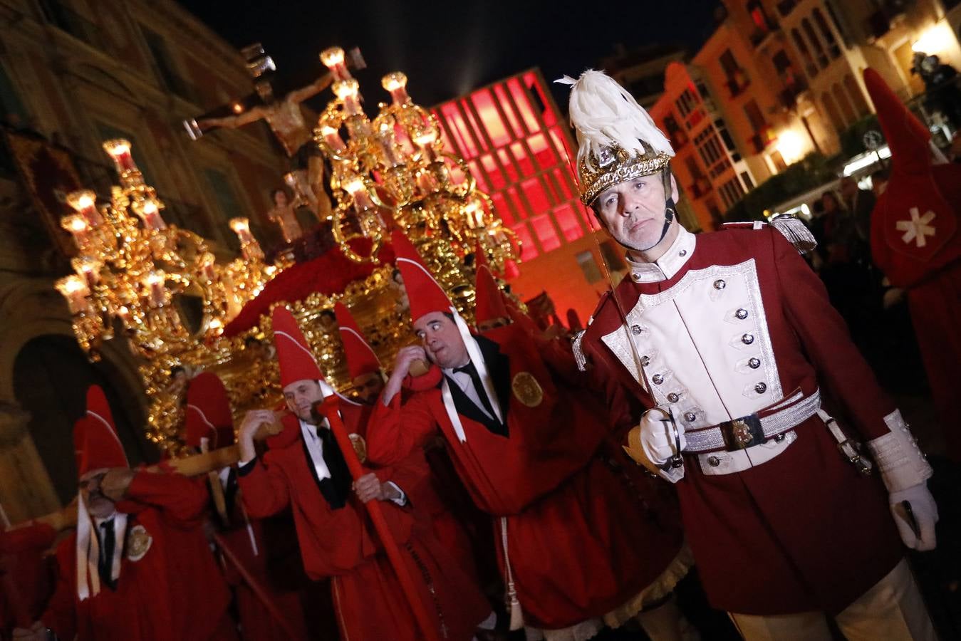 La multitudinaria procesión que partió de la parroquia de El Carmen convocó en la ciudad a miles de fieles para vibrar ante el cortejo más huertano