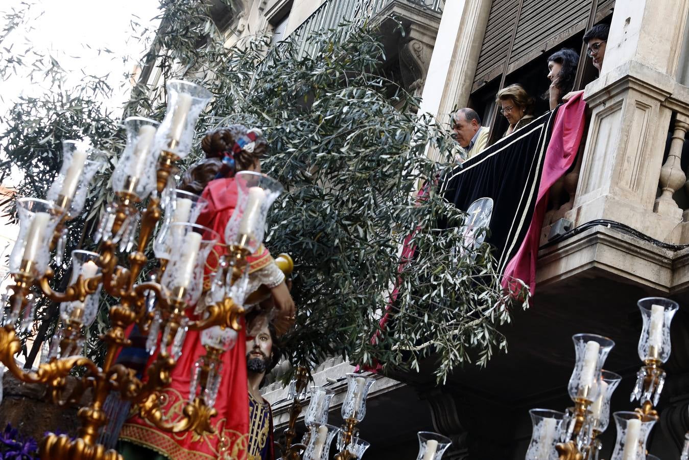 La multitudinaria procesión que partió de la parroquia de El Carmen convocó en la ciudad a miles de fieles para vibrar ante el cortejo más huertano