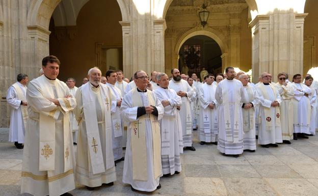 Los sacerdotes, ayer, antes de la Misa Crismal, en el patio del palacio episcopal de Murcia. 