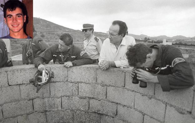 Bomberos y guardias civiles, inspeccionando un pozo minero en La Unión, tras la desaparición. Arriba una foto de Ángel Manuel González.