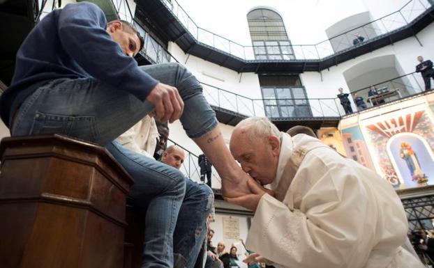 El Papa lava los pies a uno de los reclusos.