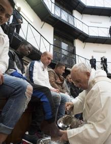 Imagen secundaria 2 - El Papa lava los pies a doce presos con motivo de la misa del Jueves Santo