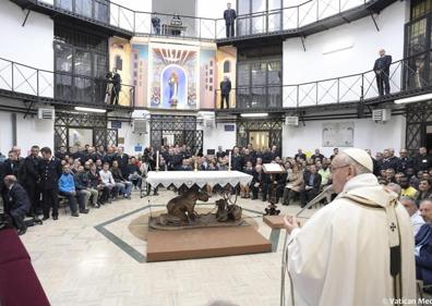 Imagen secundaria 1 - El Papa lava los pies a doce presos con motivo de la misa del Jueves Santo